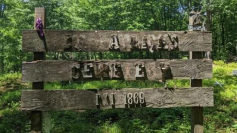 This New Jersey Hike Leads to an Abandoned Graveyard