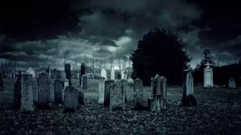 The Story Behind This Haunted Cemetery in New York is Terrifying